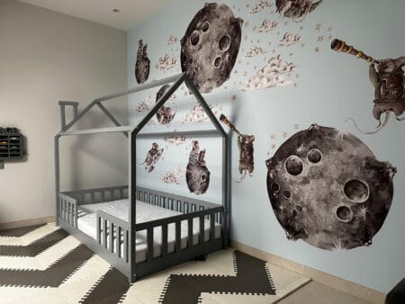 Aranżacja łóżeczka dla dziecka typu domek.