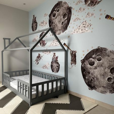 Aranżacja łóżeczka dla dziecka typu domek.