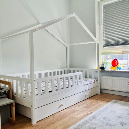 Aranżacja łóżeczka dla dziecka typu domek.