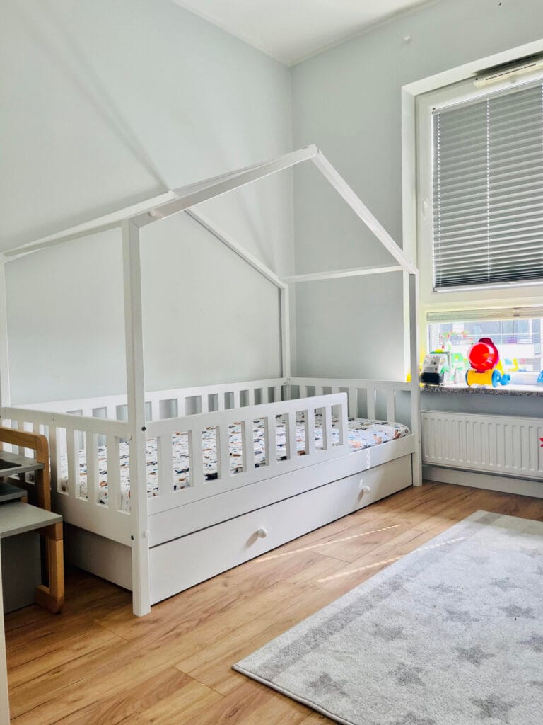 Aranżacja łóżeczka dla dziecka typu domek.