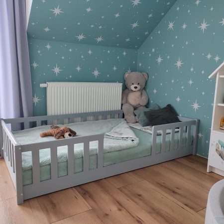 Aranżacja łóżeczka dla dziecka typu domek.