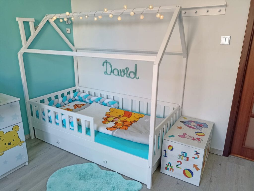 Aranżacja łóżeczka dla dziecka typu domek.