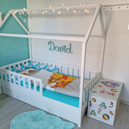 Aranżacja łóżeczka dla dziecka typu domek.