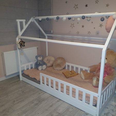 Aranżacja łóżeczka dla dziecka typu domek.