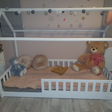 Aranżacja łóżeczka dla dziecka typu domek.