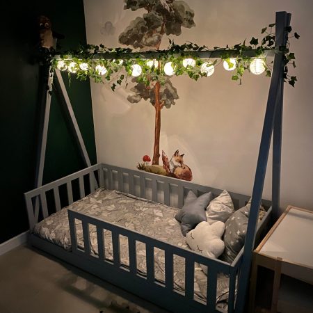 Aranżacja łóżeczka dla dziecka typu domek.