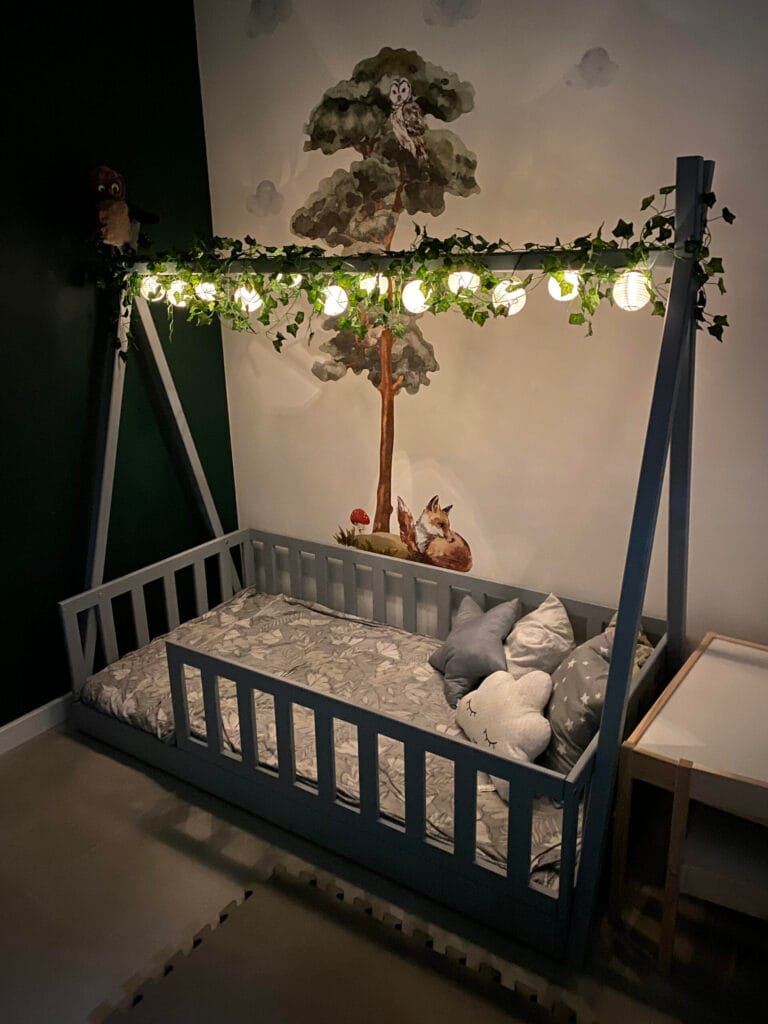 Aranżacja łóżeczka dla dziecka typu domek.