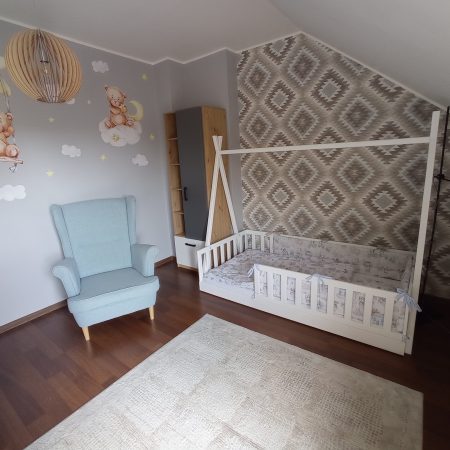 Aranżacja łóżeczka dla dziecka typu domek.