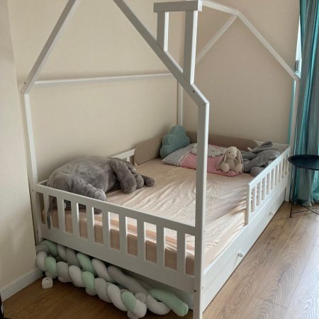 Aranżacja łóżeczka dla dziecka typu domek.