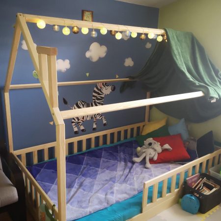 Łóżko dla dziecka z daszkiem w aranżacji w pokoju dziecięcym.