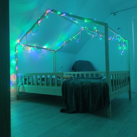 Łóżko dla dziecka z daszkiem w aranżacji w pokoju dziecięcym.