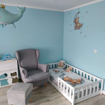 Białe łóżko dziecięce dla dwulatka ze zdejmowaną barierka, białe.