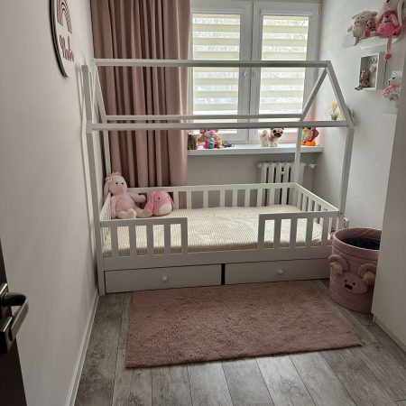 Białe łóżko domek z podwójnymi szufladami w kolorze białym.