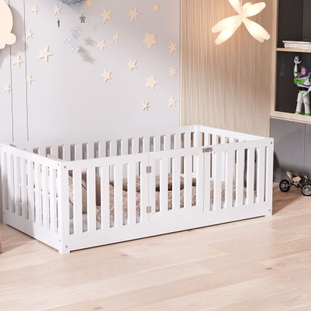 Łóżeczko dziecięce dla dwu i trzylatka w kolorze białe z zamykaną barierką - LEMUR.
