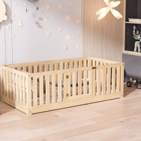 Łóżeczko dziecięce dla dwu i trzylatka w kolorze sosnowe z zamykaną barierką - LEMUR.