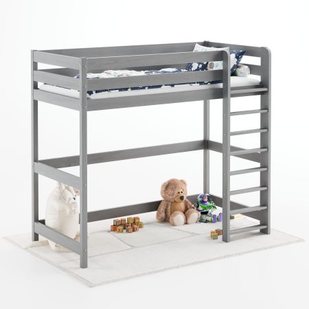 Łóżko dla dziecka na antresoli, wysokie, szare z drabinką.