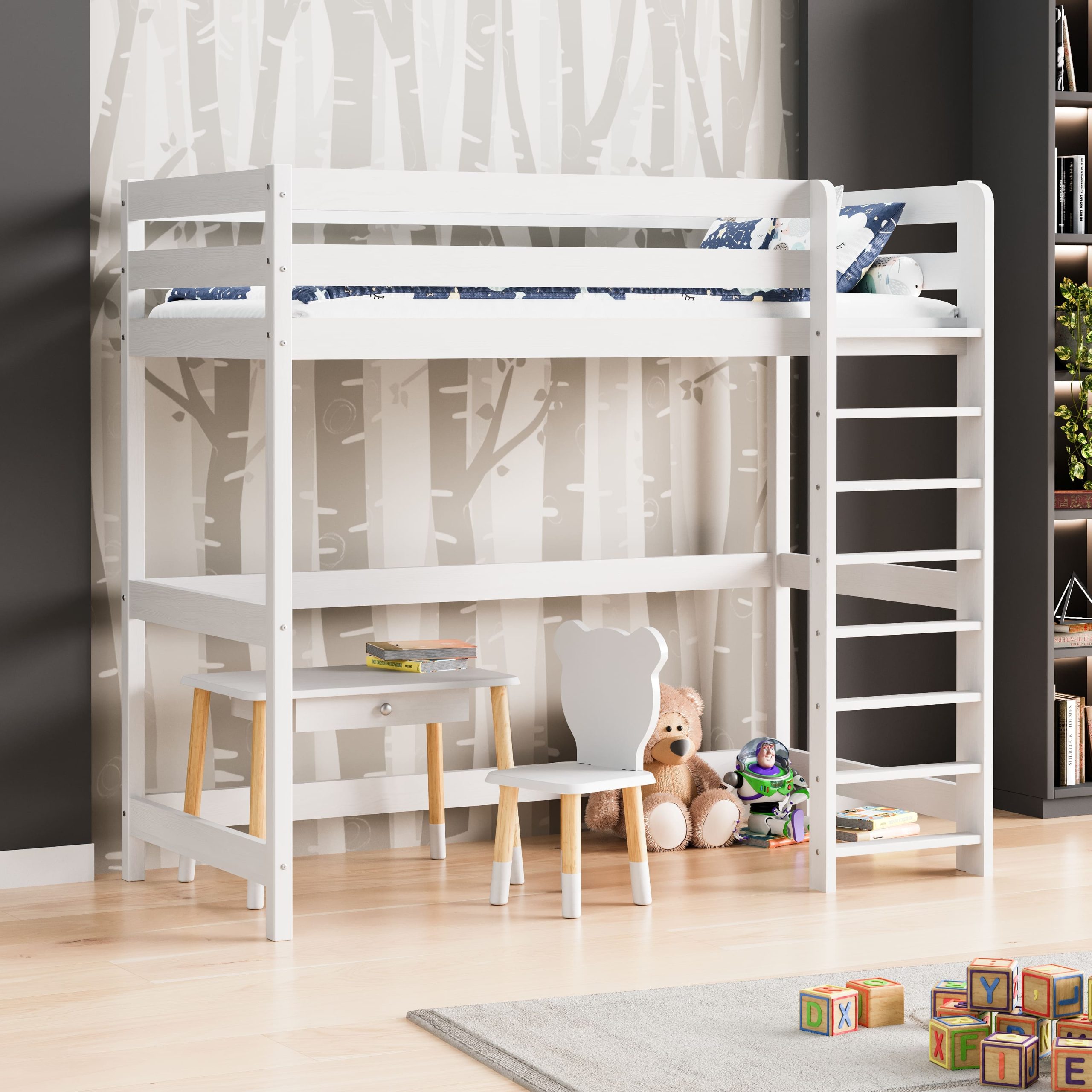 Łóżko dla dziecka na antresoli, wysokie, białe z drabinką.